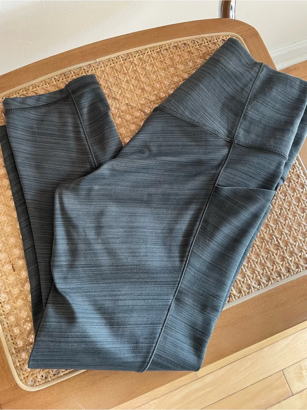 ATHLETA Salutation Capri Leggings w/Side Pockets, Heathered Olive Green, SMALL